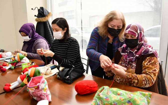 Kadınlar İlmek İlmek Örüyor