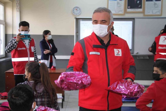 Türk Kızılayı’ndan 10 Bin Öğrenciye Atkı Bere Takımı