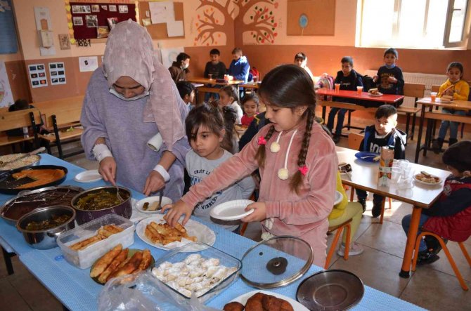 Şırnaklı Öğrenciler Yerli Malı Haftası Geleneğini Sürdürüyor