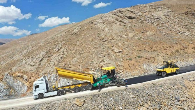 Van Büyükşehir Belediyesi 2021’de 192 Kilometre Yol Yaptı