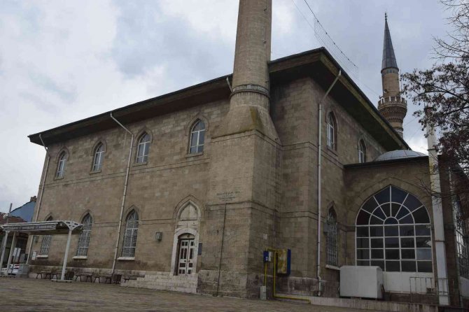 Depremin Ardından Ayağa Kaldırılan Tarihi Saat Kulesi Ve Ulu Cami Kendine Hayran Bıraktırıyor