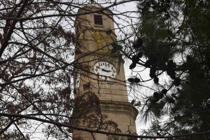 Depremin Ardından Ayağa Kaldırılan Tarihi Saat Kulesi Ve Ulu Cami Kendine Hayran Bıraktırıyor