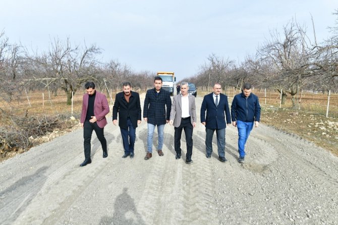 Yeşilyurt’ta Kırsal Mahallelerin Bağlantı Yollarını Yenileniyor