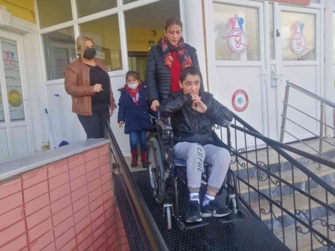 Minik Öğrenciler Ebru Sanatıyla Engeli Aştı