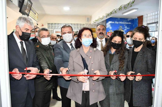 Sökeli Hayırseverler Okula Kütüphane Kazandırdı