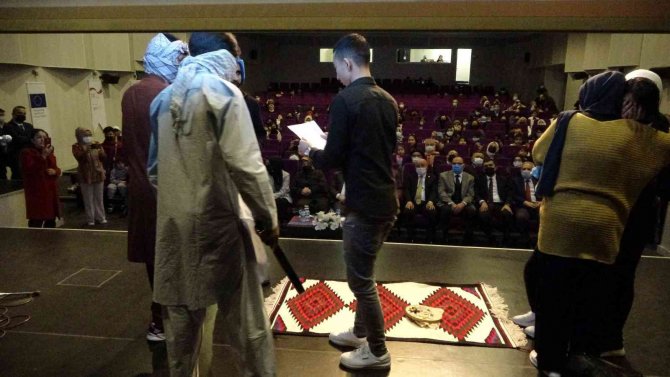 Afganlı Gençler Ülkelerinde Yaşadıkları Zulmü Tiyatro Gösterisiyle Gözler Önüne Serdi