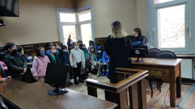 Minik Öğrenciler Meslekleri Tanımak İçin Adliyede