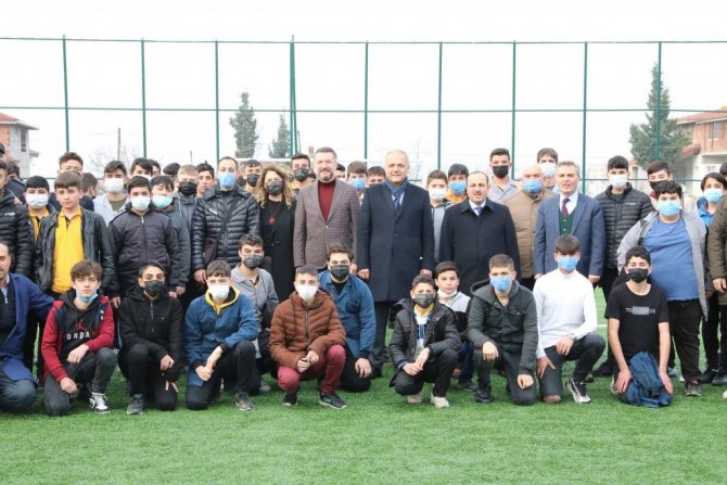 Suluova Belediyesi’nden İki Liseye Halı Saha