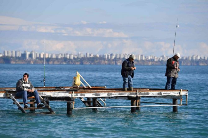 Konyaaltı’nda Denize Girip, Saklıkent’te Karla Oynuyorlar