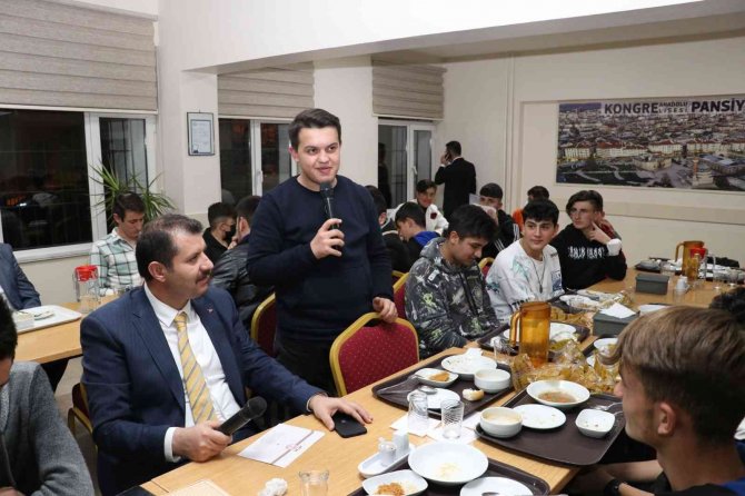 Ayhan, Öğrencilerin Taleplerini Dinledi