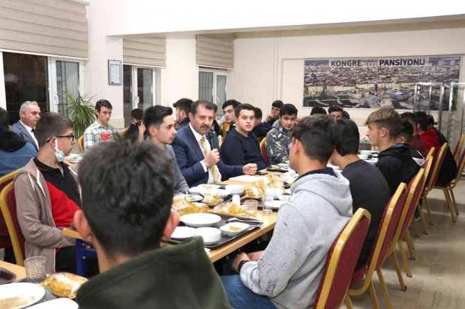 Ayhan, Öğrencilerin Taleplerini Dinledi