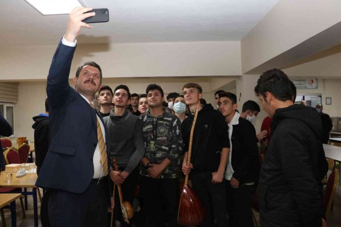 Ayhan, Öğrencilerin Taleplerini Dinledi