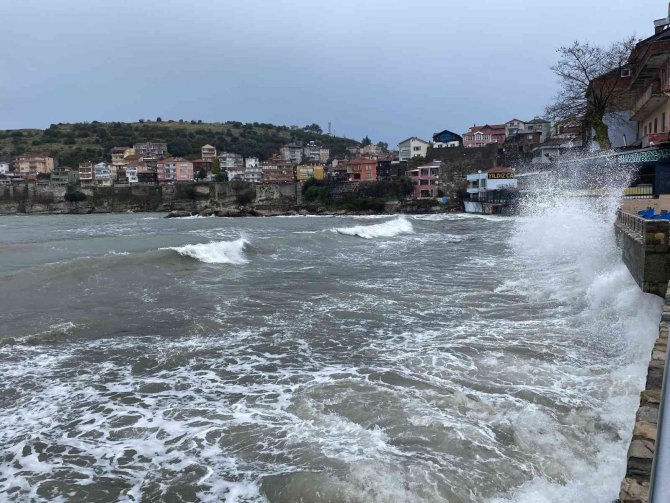 Kuvvetli Fırtına Dev Dalgalar Oluşturdu