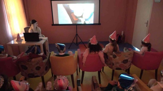 Minik Çocuklara Emniyet Kemeri Eğitimi