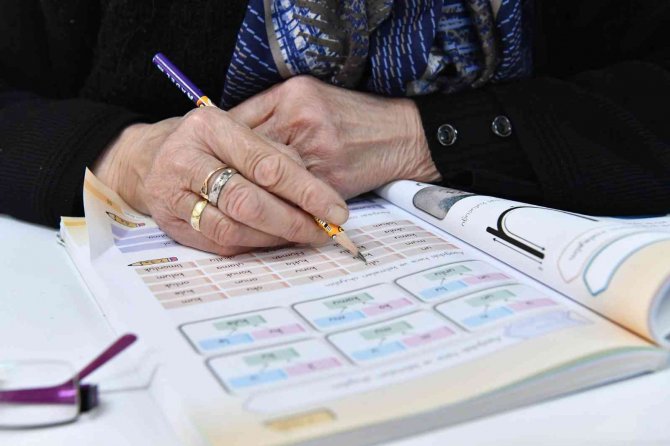 65 Yaşında Okuma Yazma Öğrendiler