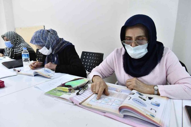 65 Yaşında Okuma Yazma Öğrendiler