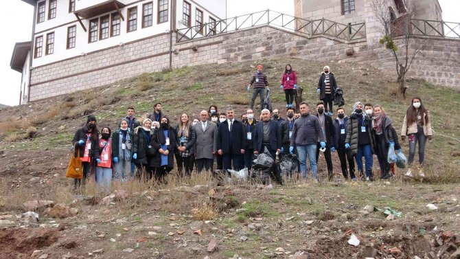 Üniversite Öğrencilerinden Anlamlı Davranış