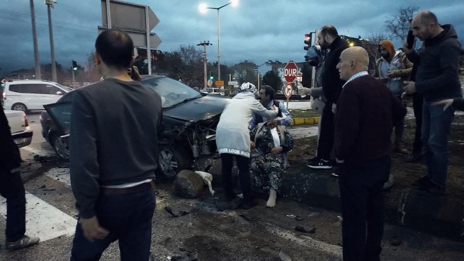 İ̇ki Otomobil Çarpıştı: 2 Yaralı