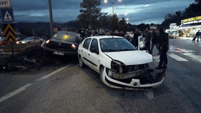 İ̇ki Otomobil Çarpıştı: 2 Yaralı