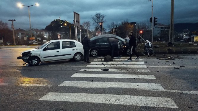 İ̇ki Otomobil Çarpıştı: 2 Yaralı