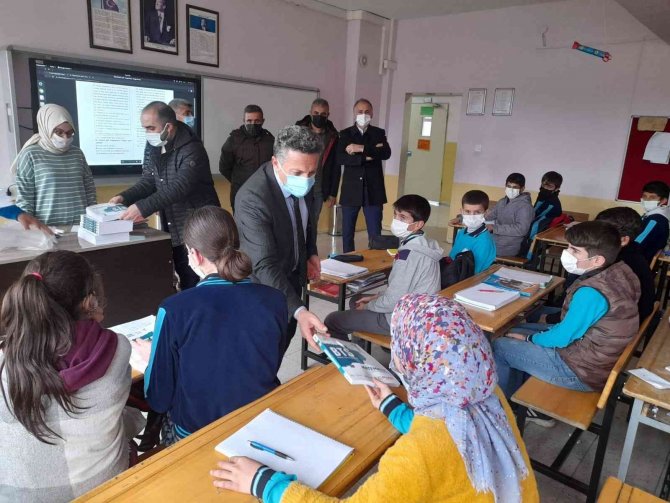 Yazıkonak Belediye Başkanı, Bingöl’deki Öğrencilere Kitap Dağıttı