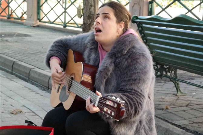 Görme Engelli İ̇ranlı Sanatçıdan Eskişehirlilere Müzik Ziyafeti