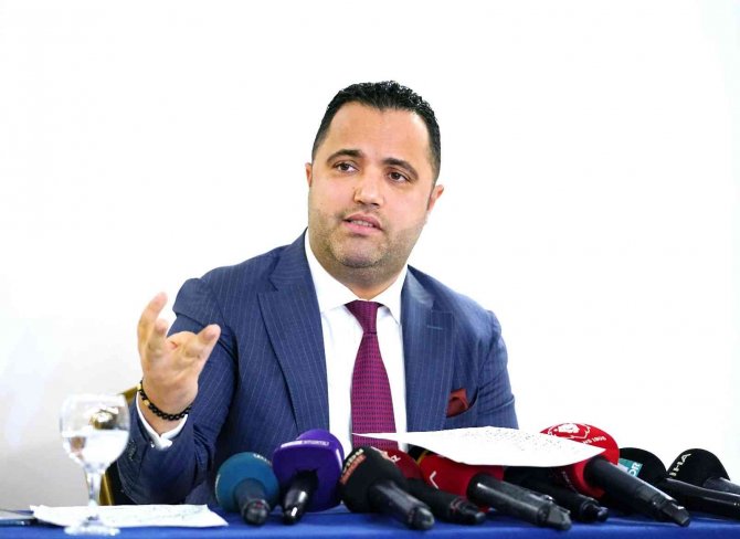 Rezan Epözdemir: "Galatasaray Spor Kulübü Derneği Yönetim Kurulundaki Görevimden İstifa Etmiyorum"