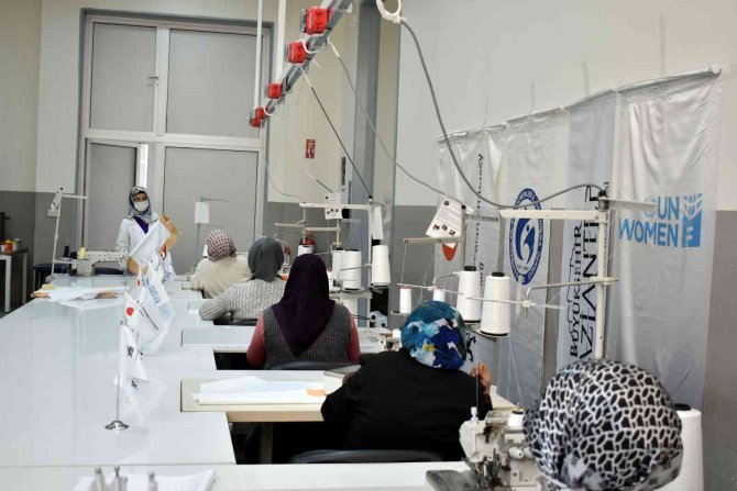 Kursu Başarıyla Tamamlayan Sığınmacı Kadınlar Terzi Oldu