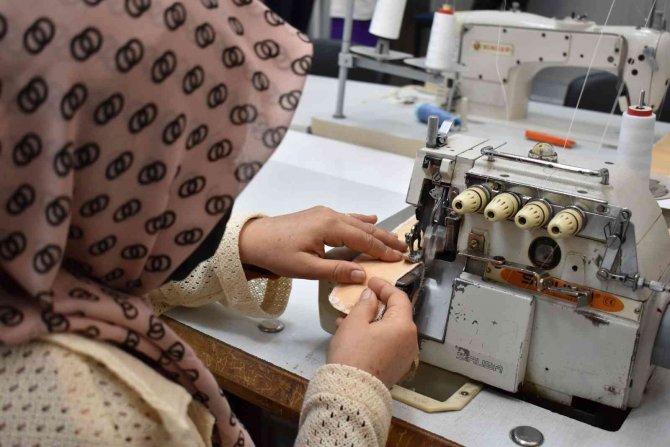 Kursu Başarıyla Tamamlayan Sığınmacı Kadınlar Terzi Oldu