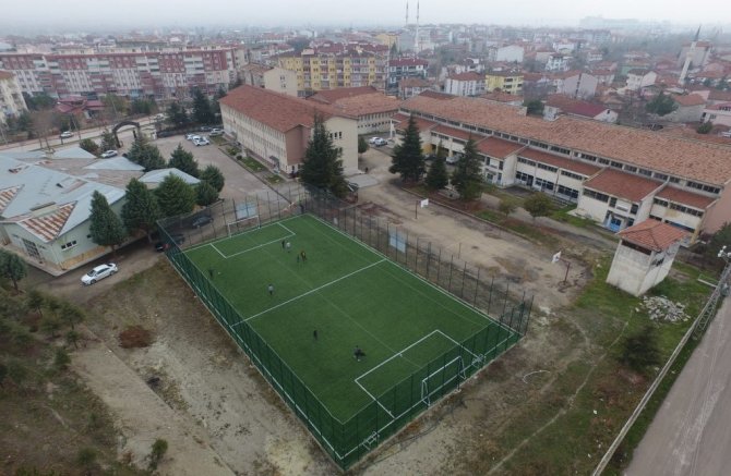 Suluova Belediyesi’nden İki Liseye Halı Saha