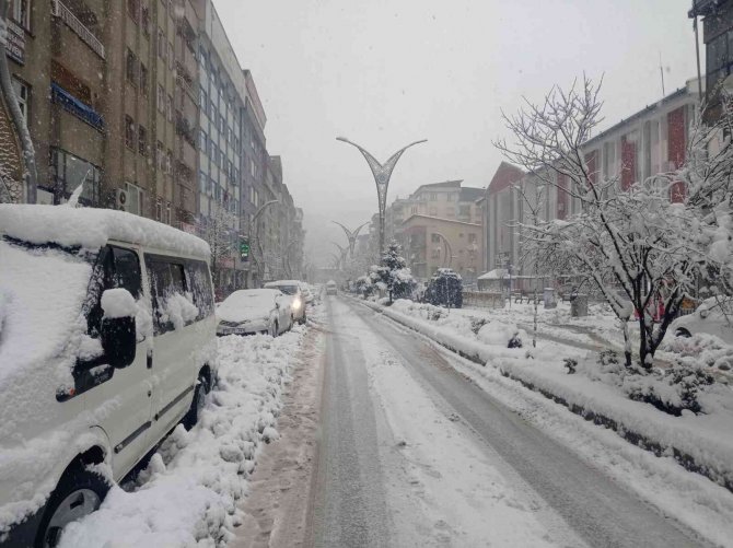 Hakkari’de Okullar Yarım Gün Tatil Edildi