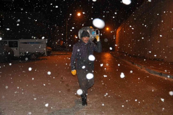 Yüksekova Beyaza Büründü