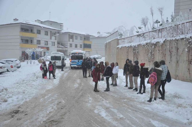 Yüksekova’da Kar Tatili