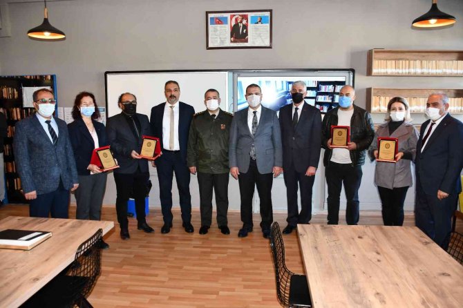 Sökeli Hayırseverler Okula Kütüphane Kazandırdı