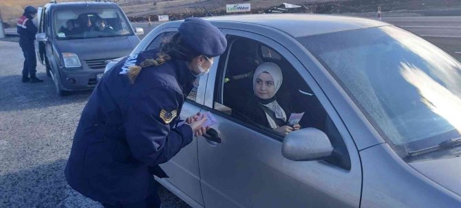 Jandarma, “Güçlü Aile, Güvenli Gelecek” İçin Bilgilendirme Çalışmalarını Sürdürüyor