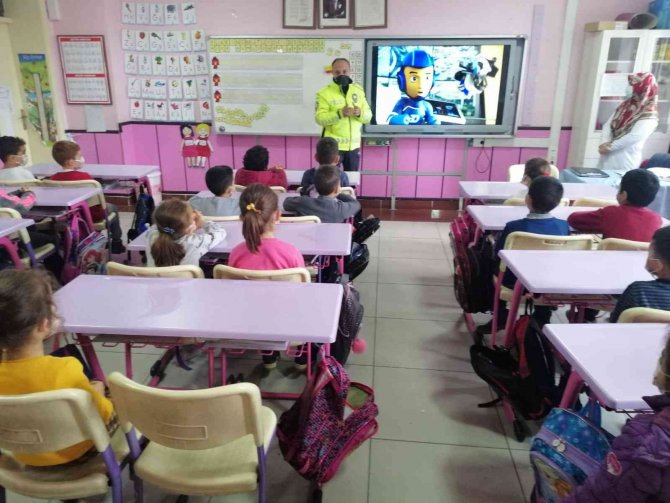 Polisten Öğrencilere Trafik Eğitimi