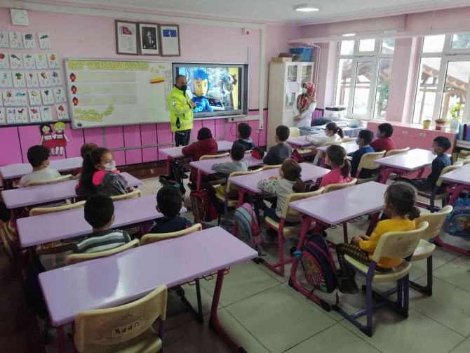 Polisten Öğrencilere Trafik Eğitimi