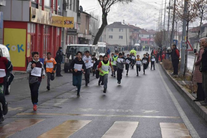 Tomarza’da Atatürk Koşusu Düzenlendi
