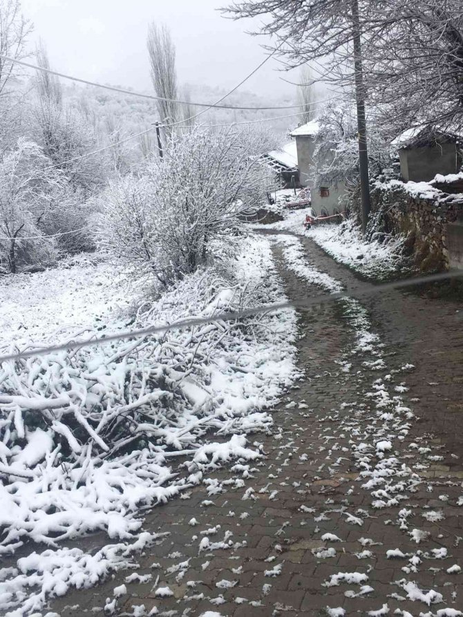 Kepsut’ta Kar Yağışı Hayatı Olumsuz Etkiliyor