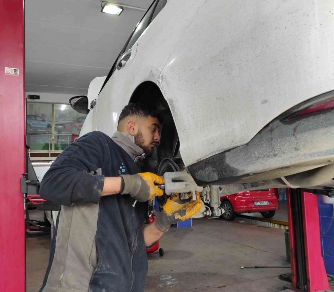 İ̇stanbul’da Kar Beklentisi Kışlık Araç Bakımlarında Yoğunluk Oluşturdu