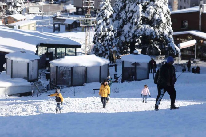 Uludağ’da Turistler Boş Pistlerin Tadını Çıkardı