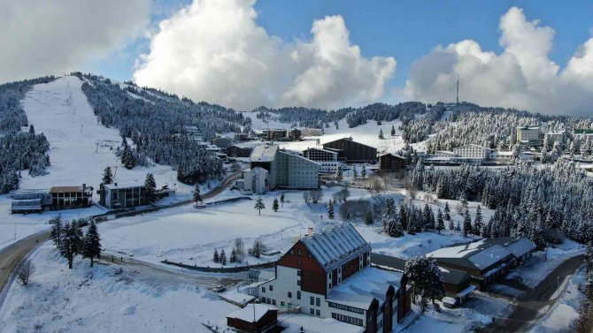 Uludağ’da Turistler Boş Pistlerin Tadını Çıkardı