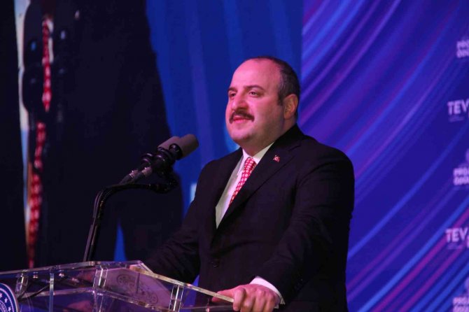 Bakan Varank: "İ̇hracatımız Cumhuriyet Tarihinde İlk Kez Yıllık Bazda 220 Milyar Dolara Ulaştı"