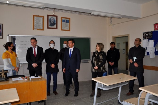 Öğrencilerden Müdür Kanbay’a Sazlı Karşılama