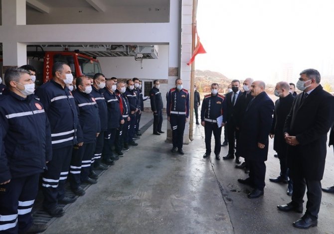 Vali Demirtaş, İtfaiye Erlerine Sertifikalarını Verdi