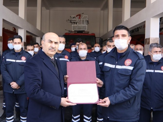 Vali Demirtaş, İtfaiye Erlerine Sertifikalarını Verdi