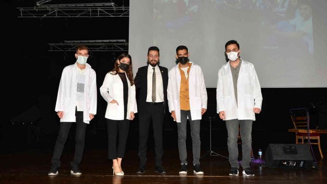 Eczacılık Fakültesi Öğrencileri Beyaz Önlük Giydi