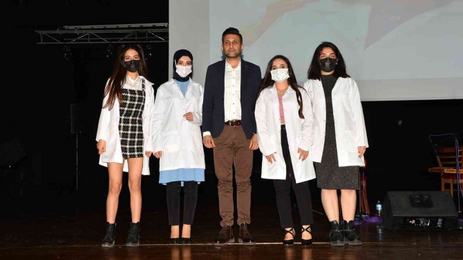 Eczacılık Fakültesi Öğrencileri Beyaz Önlük Giydi