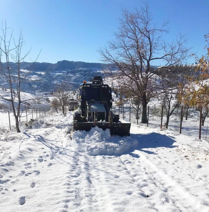 Mersin’de Yayla Yolları Karla Kaplandı, Ekiplerin Mücadelesi Başladı