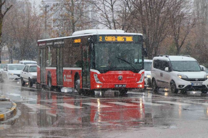 Aksaray’a Mevsimin İlk Karı Yağdı